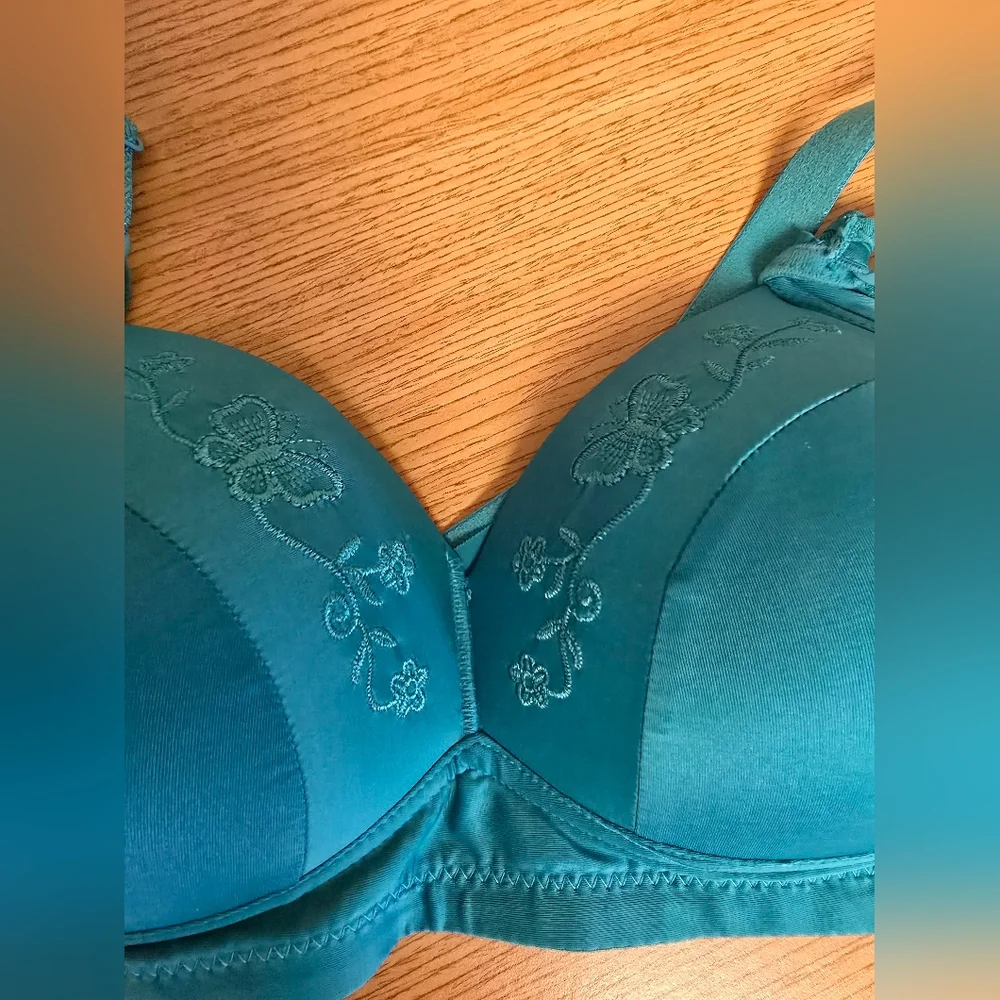 Womens size 40B Emerald green padded wireless bra. NWOT - Picture 2 of 7